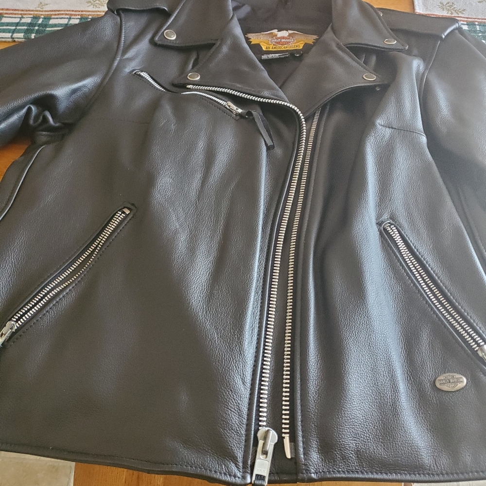 Ladies large coat 1w. I wear a large and this one is a large 1W it's too big .